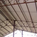 Enlever les feuilles ondulées d'amiante, enlever le matériau d'isolation EPS sous la structure du toit et installer un nouveau revêtement de toit