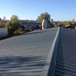Verwijderen van asbestgolfplaten, verwijderen van EPS-isolatiemateriaal onder de dakstructuur en plaatsen van een nieuwe dakbekleding
